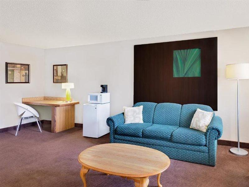 Super 8 By Wyndham Newburgh/West Point Stewart Intl Airport Motell Exteriör bild