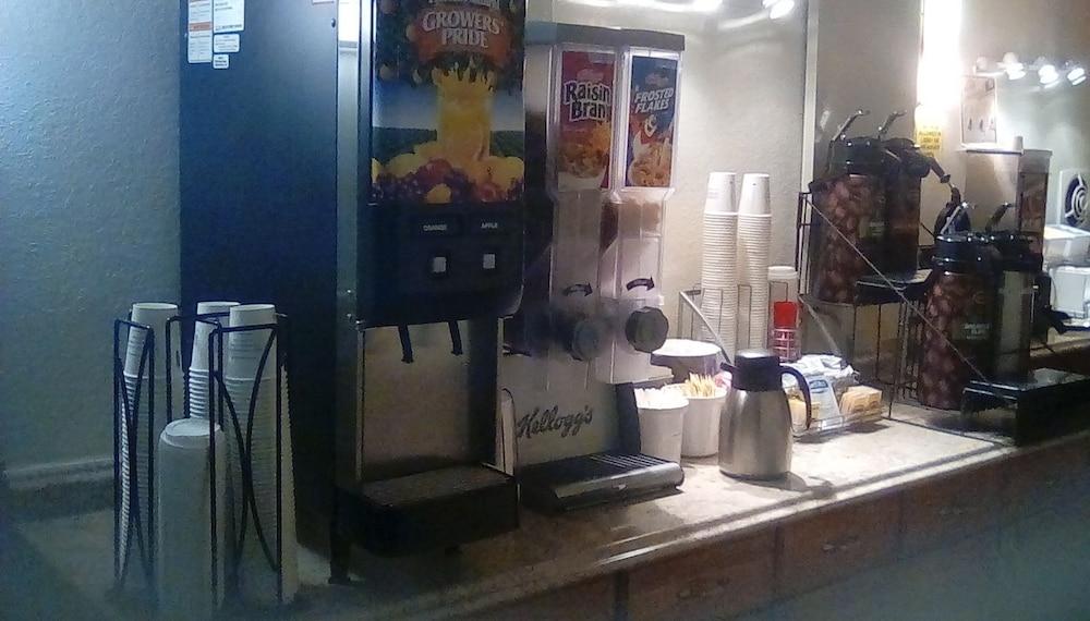 Super 8 By Wyndham Newburgh/West Point Stewart Intl Airport Motell Exteriör bild