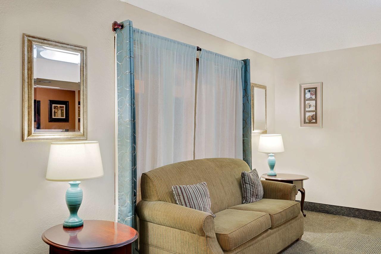 Super 8 By Wyndham Newburgh/West Point Stewart Intl Airport Motell Exteriör bild